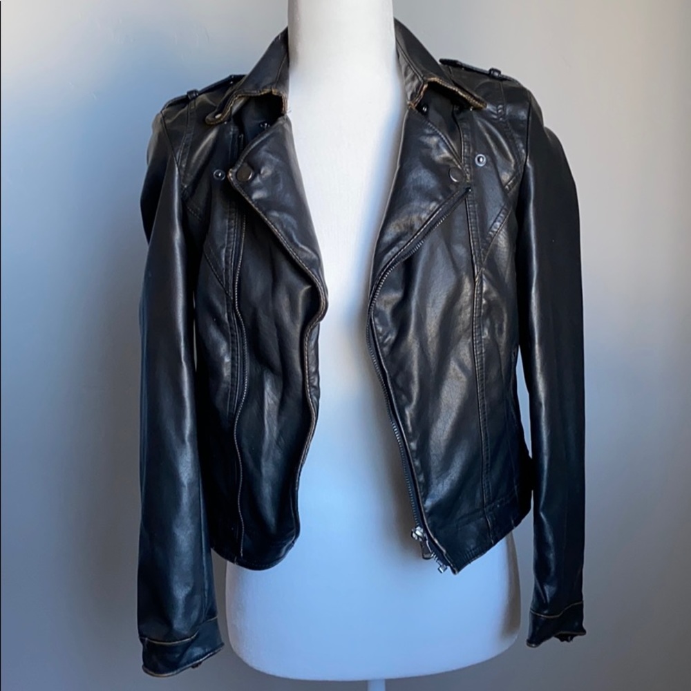 😘 Black faux vegan leather jacket w bronze detail
